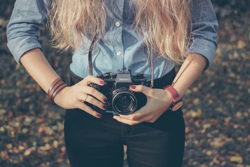 photographe-SOSPEL-min_hand-person-girl-woman-camera-photography-614-pxhere.com